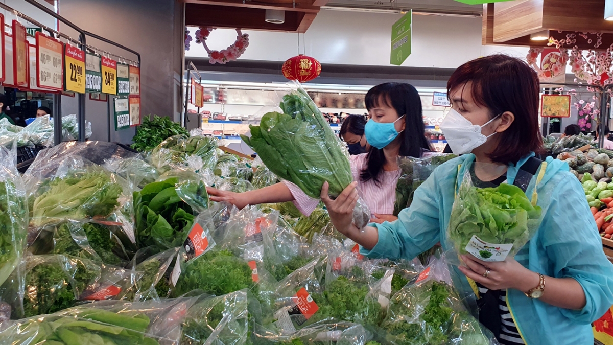 Tại Hà Nội các điểm bán hàng đã mở cửa hoạt động bình thường phục vụ người dân.