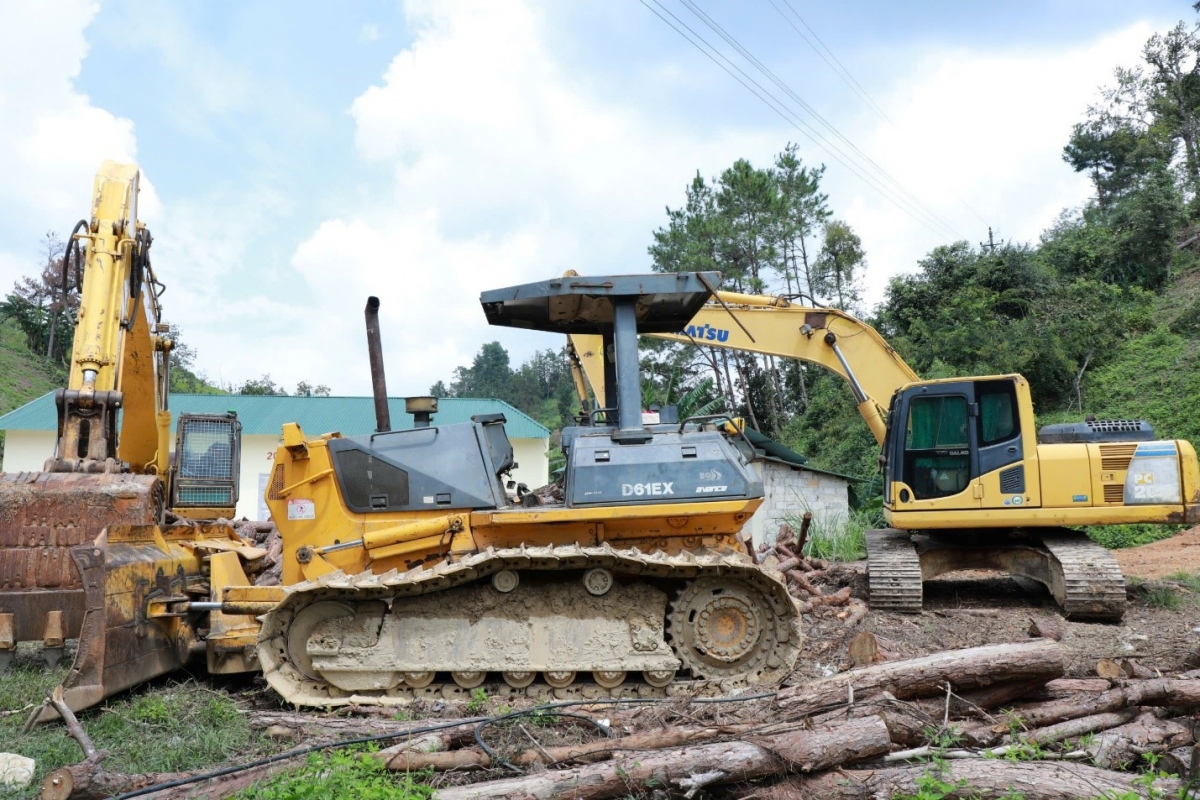 Nhiều đầu máy, thiết bị trong tình cảnh “đắp chiếu” do đơn vị thi công chưa được bàn giao mặt bằng.