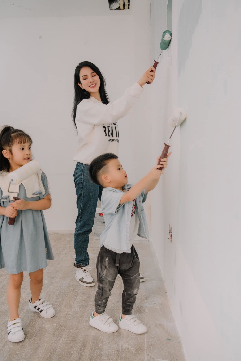 Sau khi ủng hộ 100 triệu đồng qua Ủy ban Trung ương Mặt trận Tổ quốc Việt Nam, Diệp Lâm Anh tiếp tục chuyển 50 triệu đồng dưới danh nghĩa hai con - Boorin gần 6 tuổi và B.Boy gần 5 tuổi. Cô cho biết muốn thông qua hành động này để giáo dục con cần biết san sẻ với mọi người xung quanh.