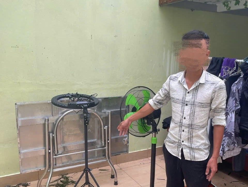 Đối tượng C. cùng tang vật 