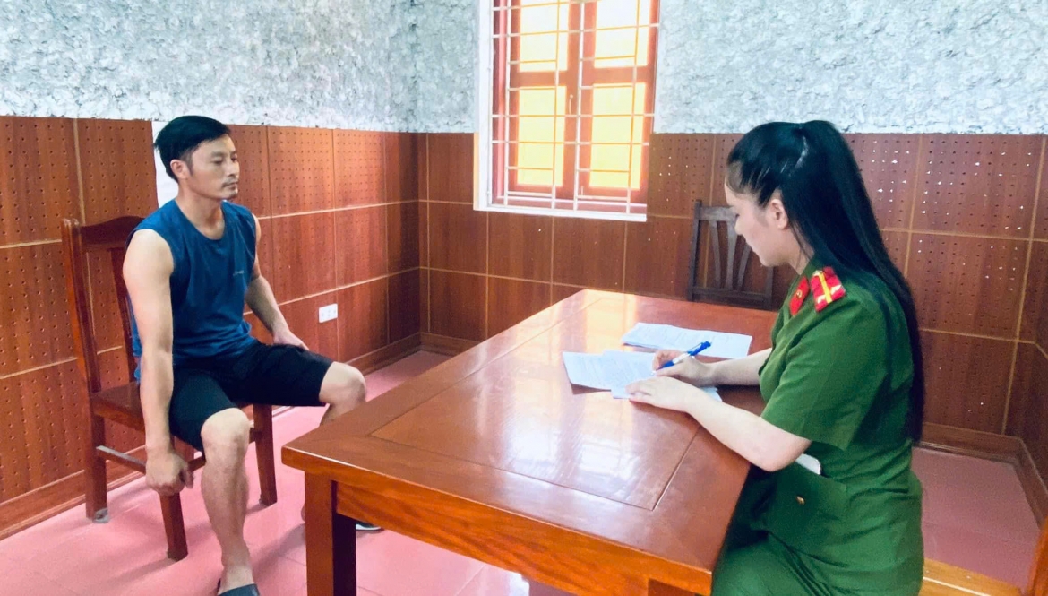 Đối tượng Trần Văn Hiếu tại cơ quan công an (Nguồn ảnh: Công an tỉnh Lạng Sơn)