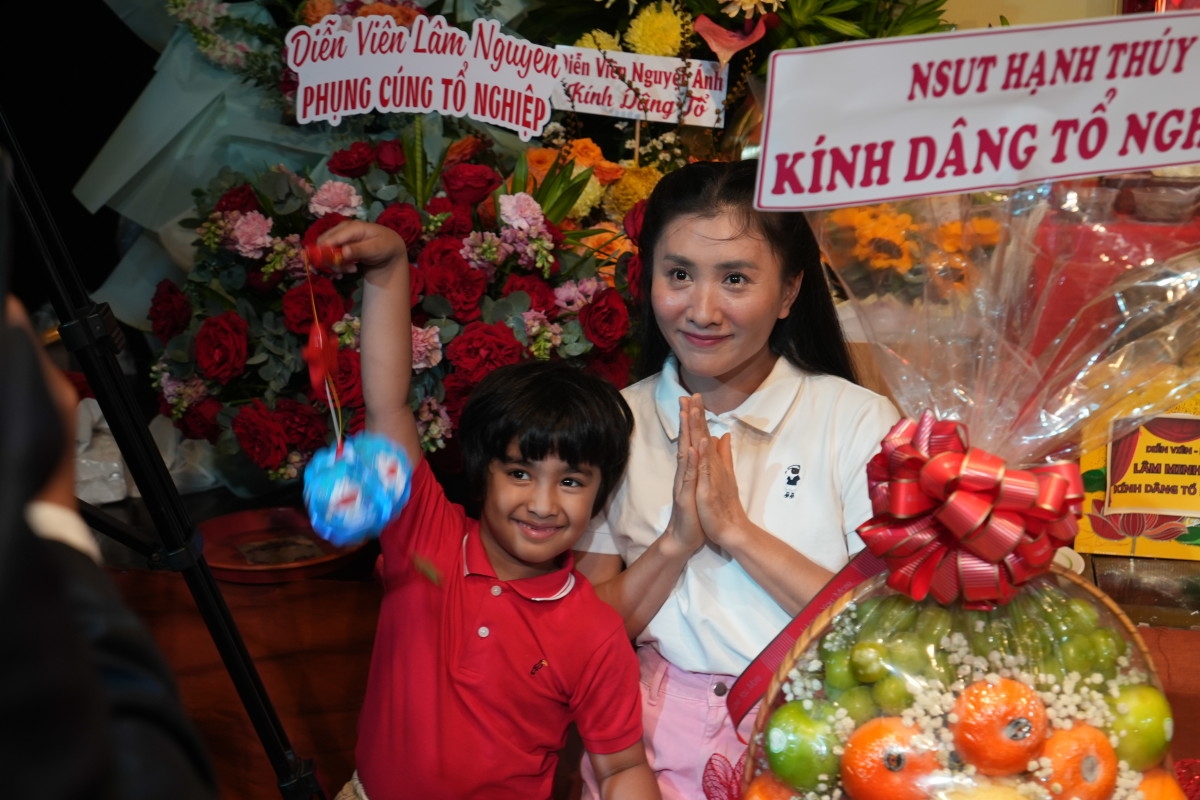 Diễn viên Nguyệt Ánh cùng con trai Nanda gặp gỡ nhiều nghệ sĩ tại buổi giỗ tổ nghề sân khấu tại TP.HCM. Nguyệt Ánh dạy con trai thắp hương tổ nghề, xin lộc sức khỏe và ngoan ngoãn. Cô cho biết bé Nanda, gần 6 tuổi, chưa có cơ hội thử sức nghệ thuật nhưng rất yêu các vai diễn của mẹ.