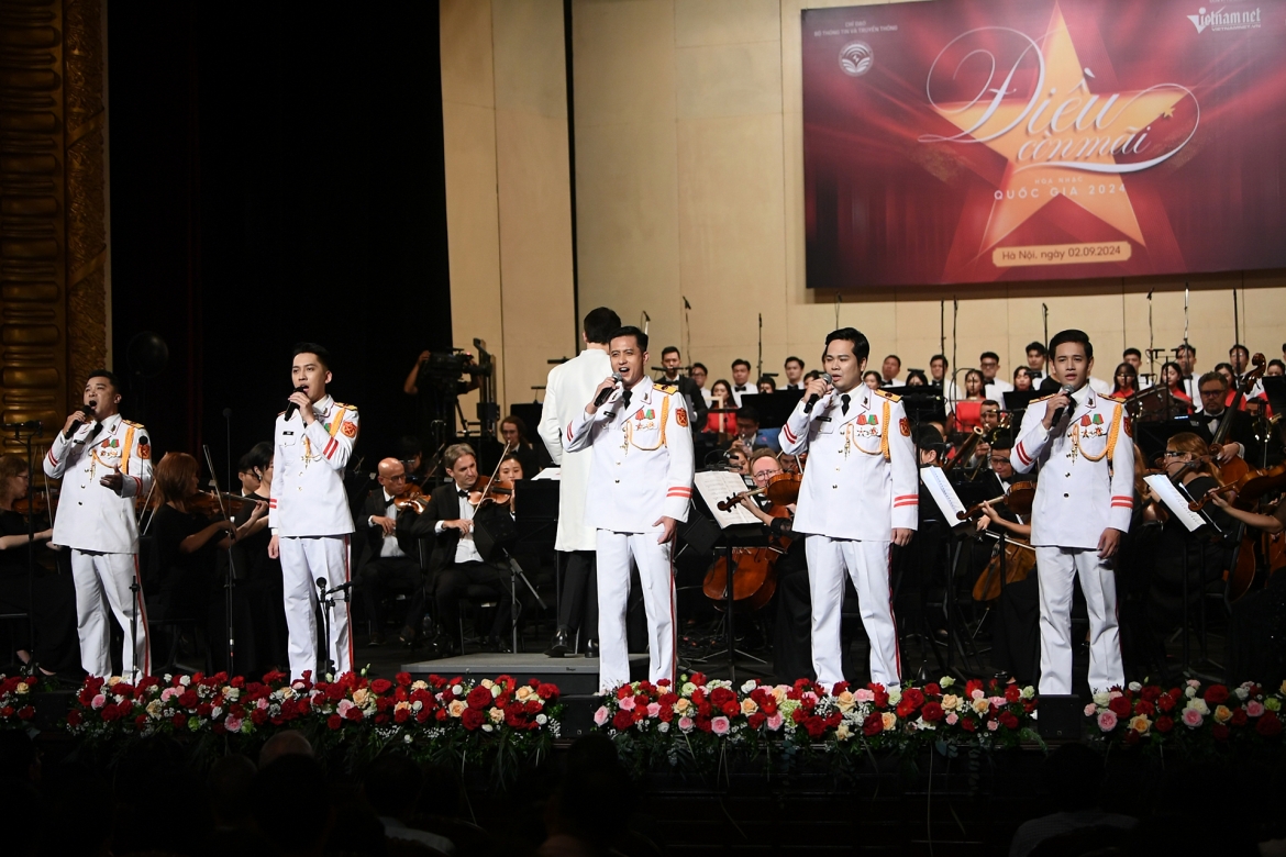 Những bài ca đi cùng năm tháng từ những ngày khói lửa, đạn bom như tiếng kèn đồng hiệu triệu tăng thêm khí thế cho đoàn quân chiến sĩ giải phóng, thổi bùng lên ngọn lửa yêu nước tha thiết trong tim những người lính trẻ.