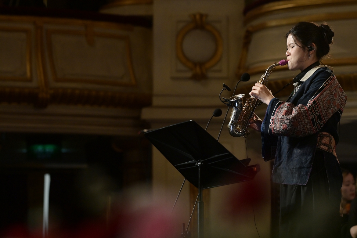 Đây là lần thứ 2 An Trần - con gái nghệ sĩ saxophone Trần Mạnh Tuấn biểu diễn ở Điều còn mãi. Nếu như năm ngoái An Trần gây ấn tượng trên sân khấu với tà áo dài thì lần này nữ nghệ sĩ 20 tuổi chọn trang phục thổ cẩm cách điệu để thổi hồn vào tác phẩm Tình ca Tây Bắc kinh điển với tiếng kèn saxophone xuất sắc.