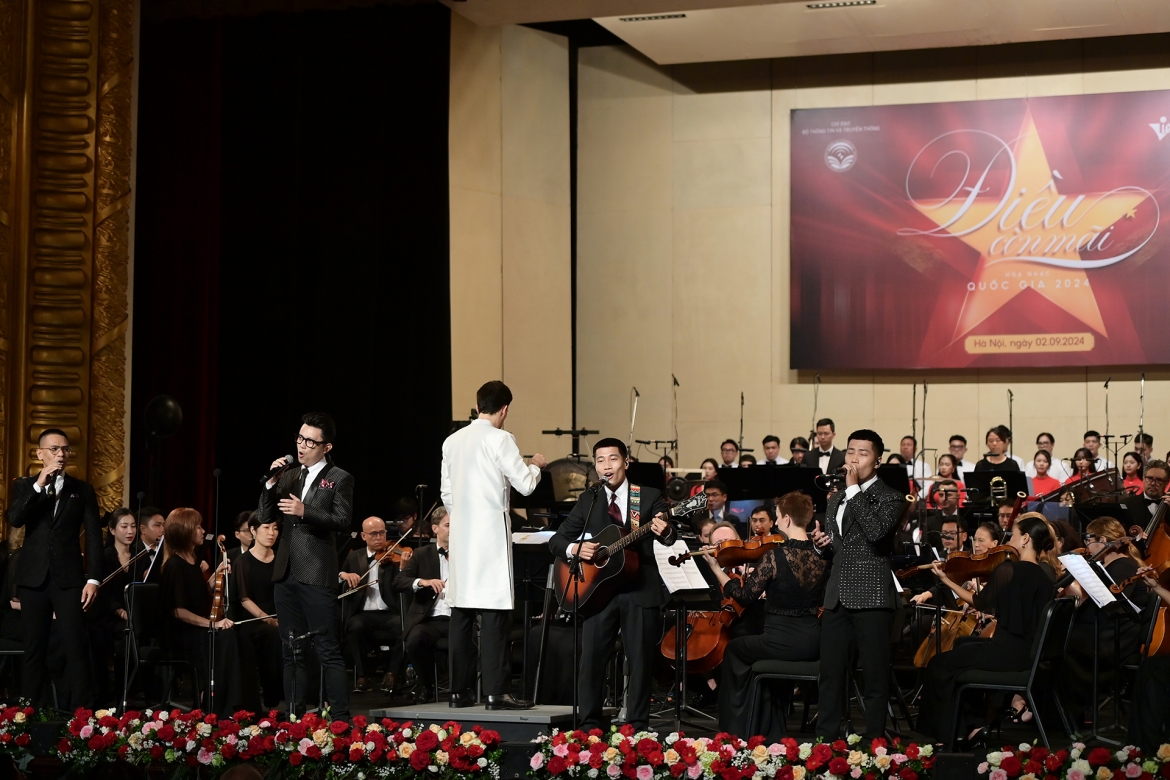 Các chàng trai nhóm Oplus đã thổi một luồng sinh khí mới cho ca khúc The Ballad of Ho Chi Minh nổi tiếng vốn đã vô cùng quen thuộc với khán giả Việt Nam qua giọng hát của nghệ sĩ Ewan MacColl.
