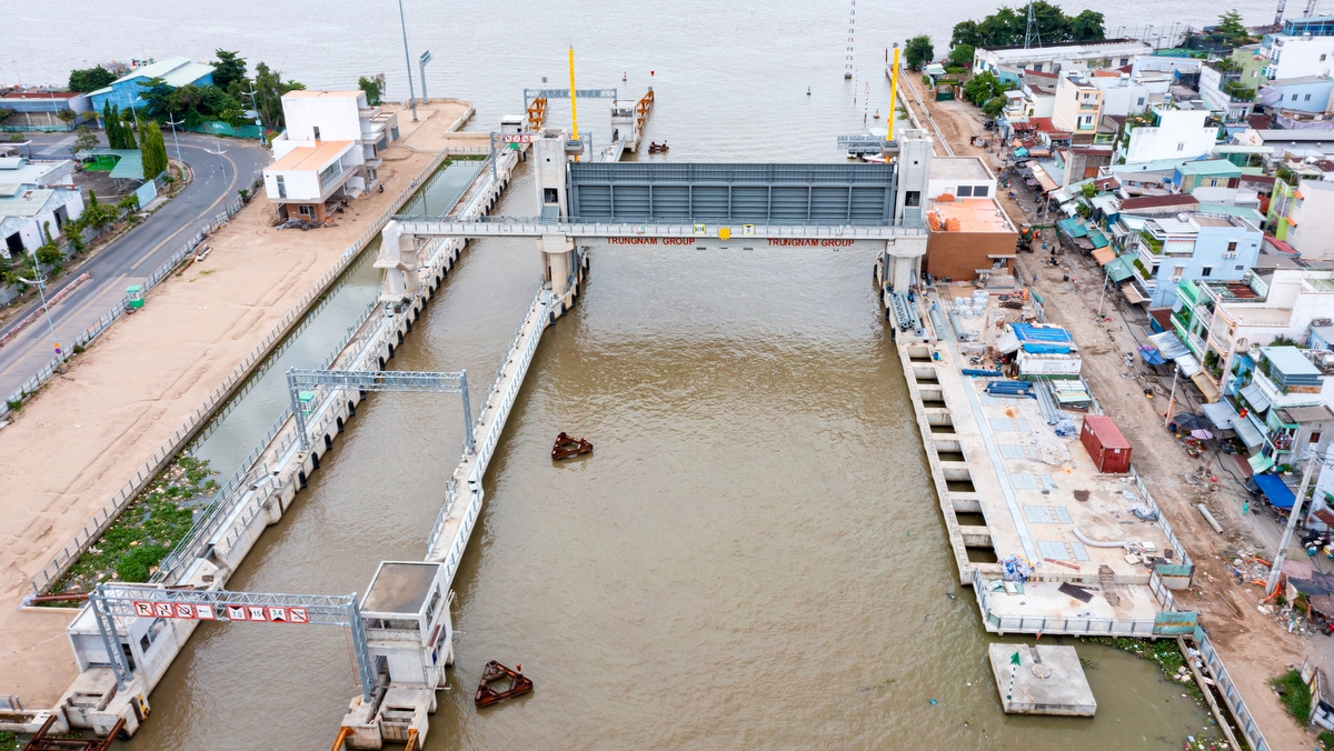 Cống Tân Thuận (nằm giữa Quận 4 và Quận 7) khi mới xây dựng (ảnh T.N)