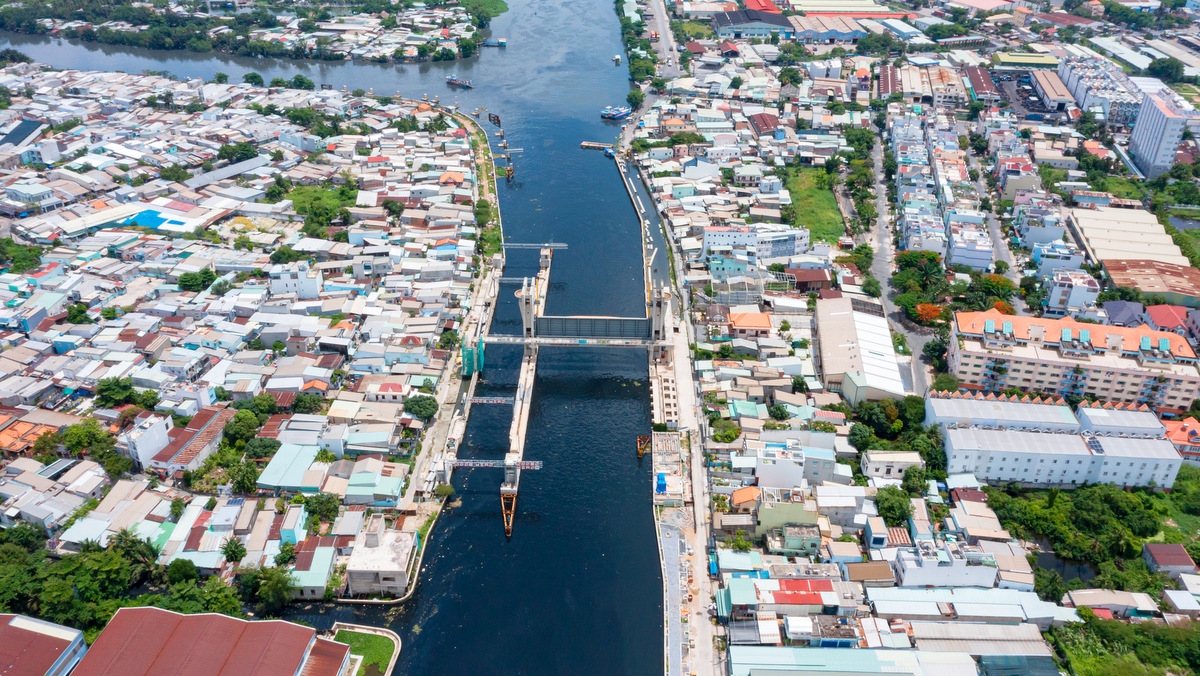 Dự án nhằm giúp TP.HCM chủ động điều tiết hạ thấp mực nước trong các kênh rạch nhằm cải thiện khả năng tiêu thoát nước của các dự án thoát nước đô thị. Hỗ trợ trữ nước mưa khi có mưa kết hợp với triều cường, góp phần cải tạo cảnh quan và môi trường nước trong khu vực dự án. Trong ảnh: ​​​Cống Phú Định (Quận 8) nằm trên Kênh Đôi, nằm giữa ngã 3 sông Cần Giuộc, Chợ Đệm - Kênh Đôi và Kênh Đôi - Kênh Tàu Hủ đã đạt 88% tổng khối lượng (ảnh T.N)