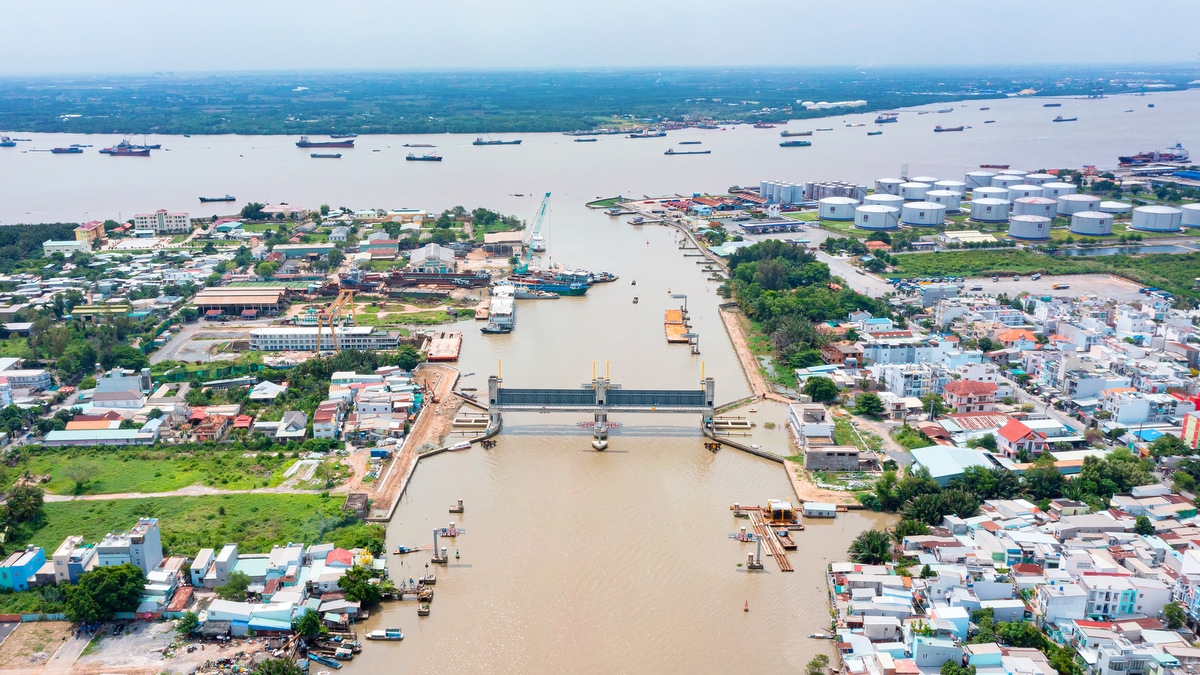 Dự án được khởi công từ giữa năm 2016 và dự kiến hoàn thành trong tháng 4/2018. Tuy nhiên do những khó khăn vướng mắc trong giải phóng mặt bằng và nguồn vốn nên sau đó tiến độ hoàn thành lùi lại nhiều lần. Trong ảnh: Cống Phú Xuân (Nhà Bè) đã đạt 90% tổng khối lượng (ảnh T.N)