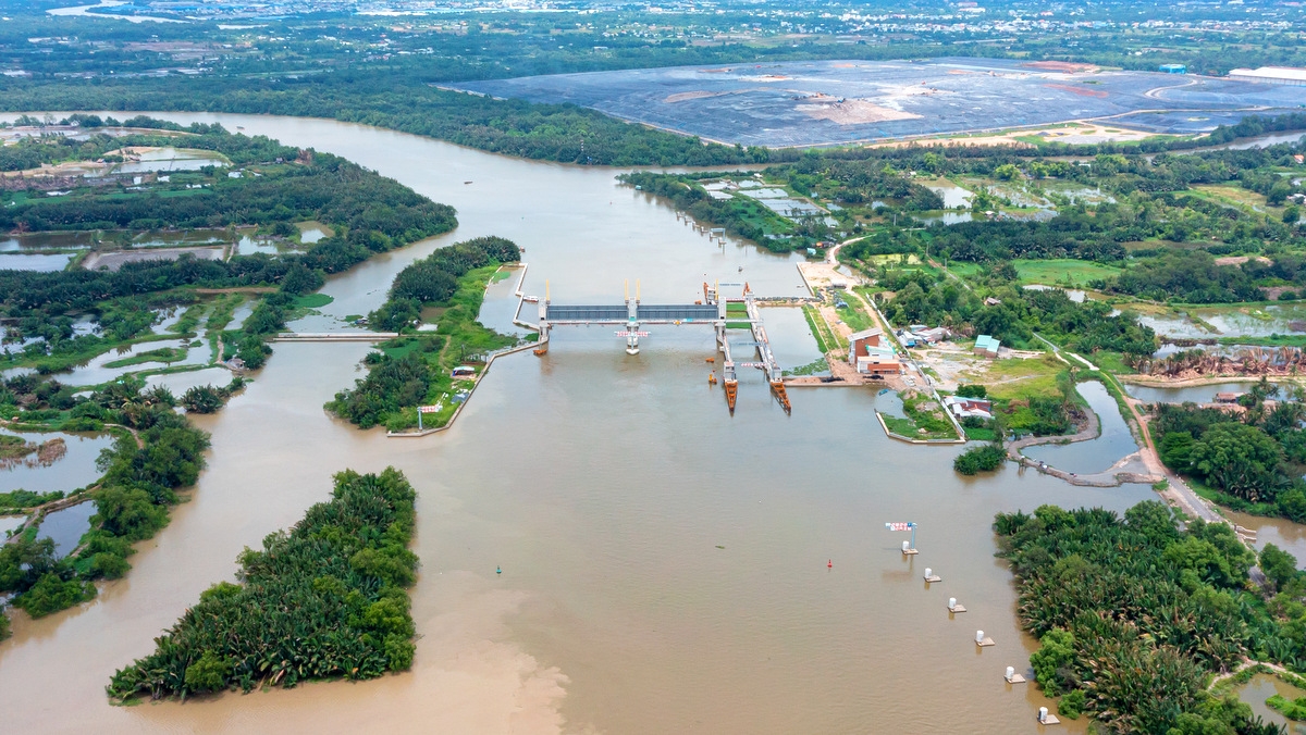 Mới đây, TP.HCM đã có báo cáo gửi Thủ tướng Chính phủ về phương án tháo gỡ vướng mắc trong thực hiện dự án. Trong ảnh: Cống Cây Khô tại rạch Cây Khô (huyện Bình Chánh và Nhà Bè) đã đạt 86% tổng khối lượng (ảnh T.N)