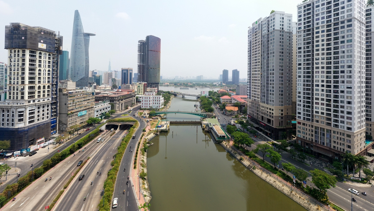 Cống Bến Nghé nằm cạnh cầu Mống nằm giữa Quận 1 và Quận 4 đã đạt 97% tổng khối lượng. Đây là cống đặc biệt, khác với các cống còn lại khi có 1 cửa van cung chìm. (ảnh T.N)