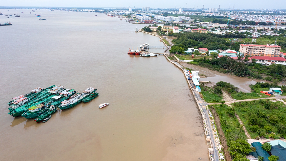 Hạng mục đê kè của dự án dài khoảng 8km ven sông Sài Gòn từ sông Vàm Thuật đến Sông Kinh đã thi công được 85% (ảnh T.N)