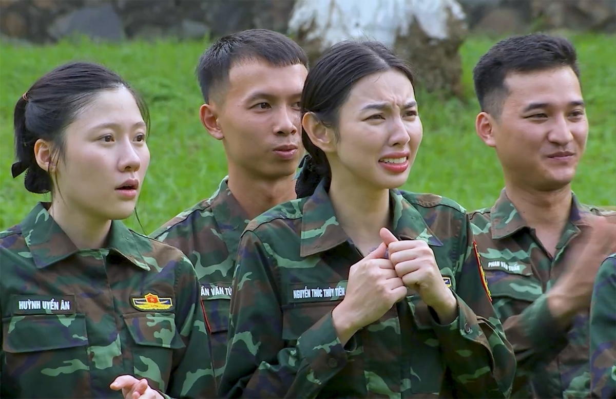 Thùy Tiên không khỏi “thần hồn nát thần tính” khi chứng kiến đồng chí giáo viên dùng chân không đá gập 2 ống tuýp cứng.