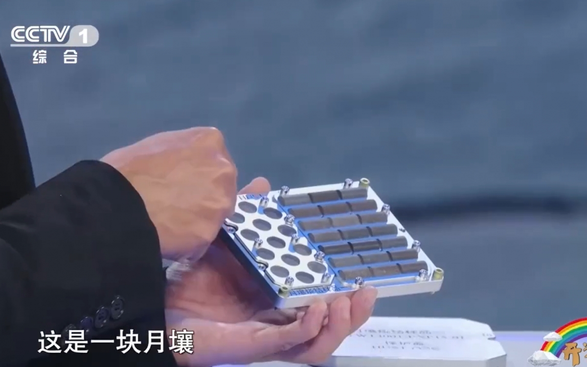 Những viên gạch nung từ đất Mặt Trăng mô phỏng sẽ được đưa lên trạm vũ trụ để thử nghiệm của Trung Quốc. Ảnh: CCTV.