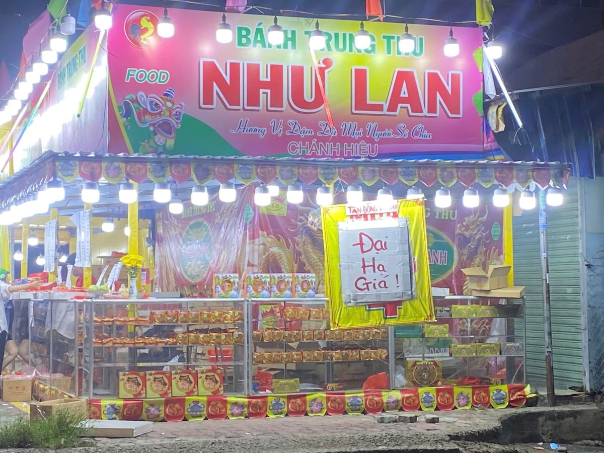 Giá bánh giảm mạnh nhưng vẫn rất ít người mua (Ảnh: Kiều Oanh)