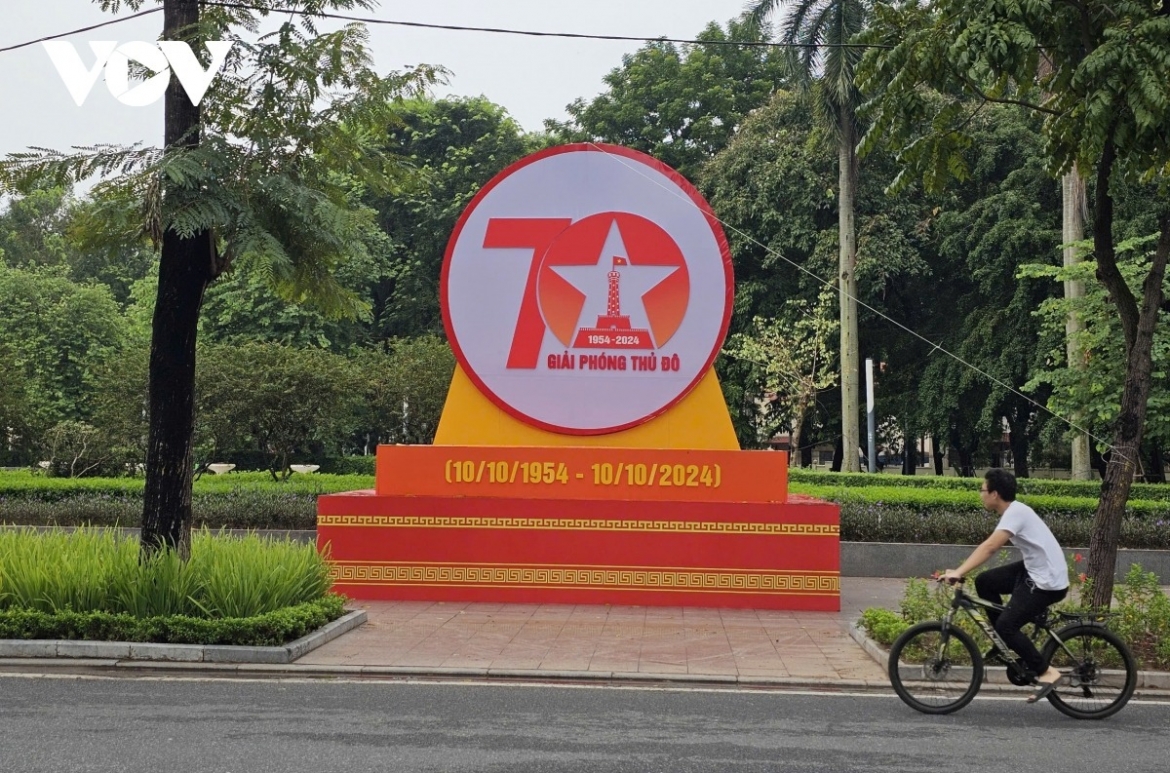 Những ngày này, khắp các tuyến đường, góc phố của Thủ đô Hà Nội rực rỡ với băng rôn, cụm pa nô, áp phích… chào mừng kỷ niệm 70 năm Ngày Giải phóng Thủ đô (10/10/1954 - 10/10/2024).
