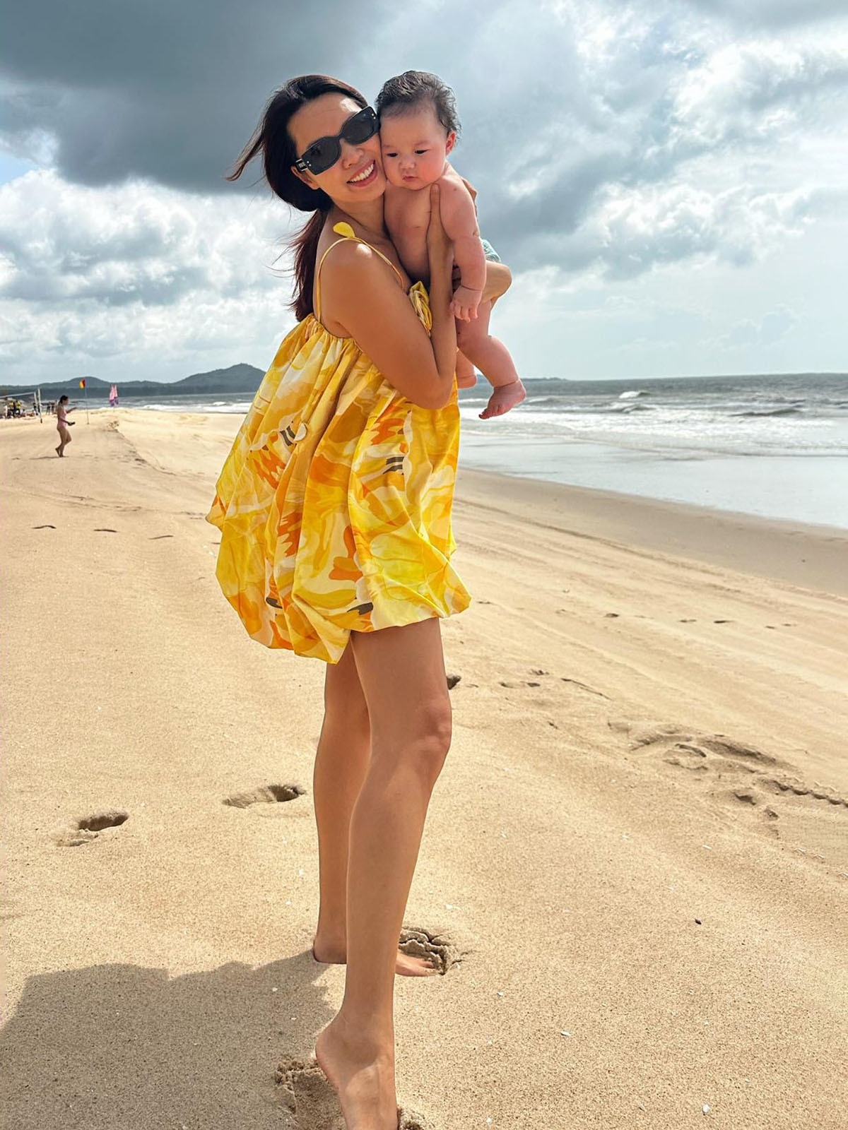 Bé Luca nhà siêu mẫu Hà Anh reo cười thích thú khi lần đầu được nhúng chân xuống biển trong chuyến nghỉ dưỡng cùng gia đình.