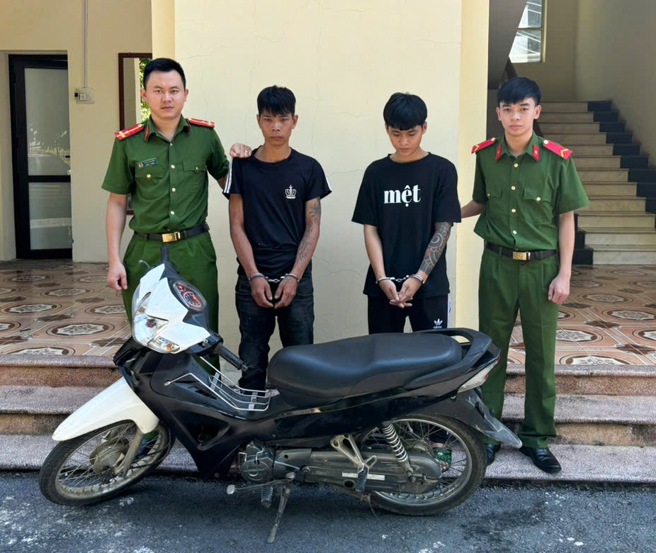 Cà Văn Phương và Quàng Văn Phương cùng tang vật tại cơ quan công an