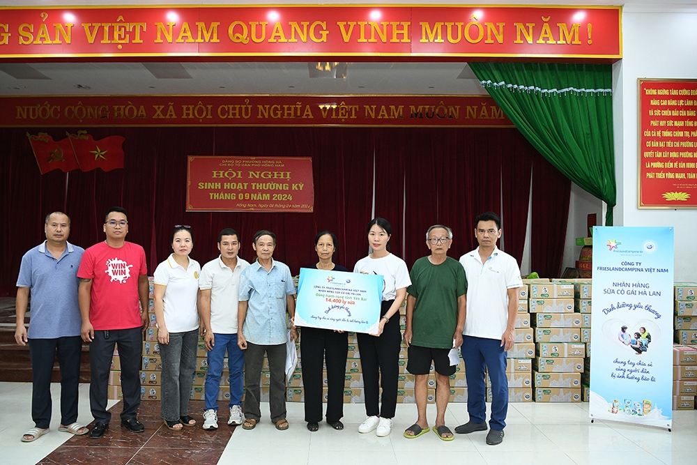 Đoàn cứu trợ của sữa Cô Gái Hà Lan đã đến ân cần thăm hỏi, động viên người dân Yên Bái và hỗ trợ hàng chục nghìn phần sữa.