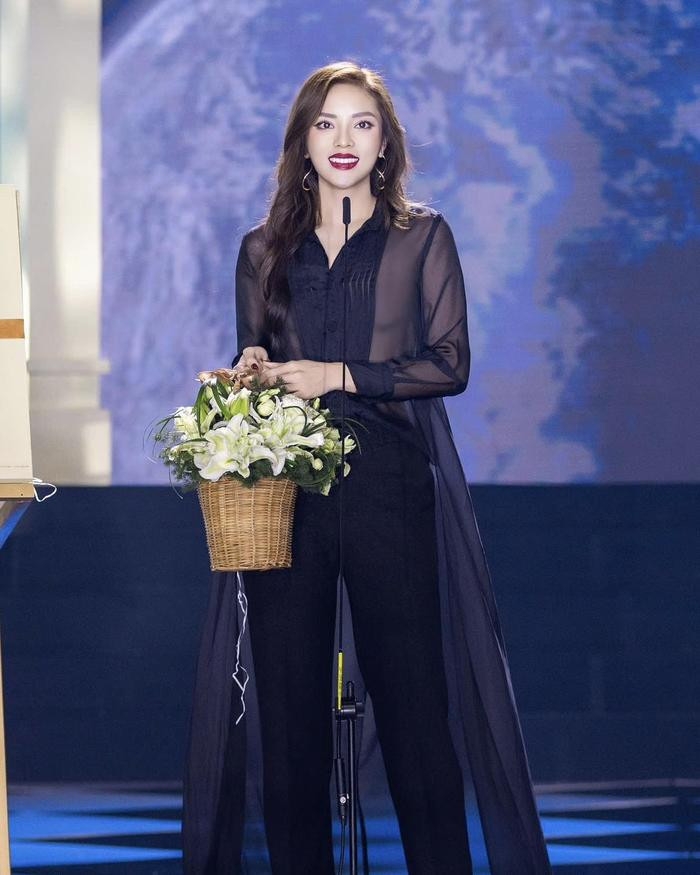 Một cư dân mạng bất ngờ để lại bình luận chê bai gương mặt đơ cứng, nghi ngờ Kỳ Duyên đã phẫu thuật thẩm mỹ: "Sao cứ thấy gượng gạo, mặt bị cứng chắc do tiêm nhiều ạ". Kỳ Duyên sau đó cũng không ngần ngại đáp trả đanh thép: "Vì đọc được những bình luận vô duyên đấy".