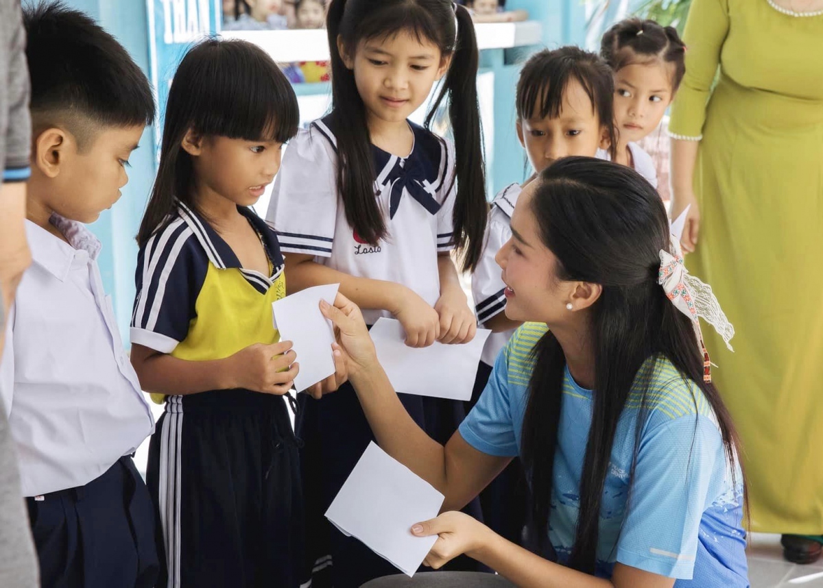 Hoa hậu H'Hen Niê đang có chuyến thiện nguyện tại Ninh Thuận thực hiện dự án Room To Read. (Ảnh NVCC)