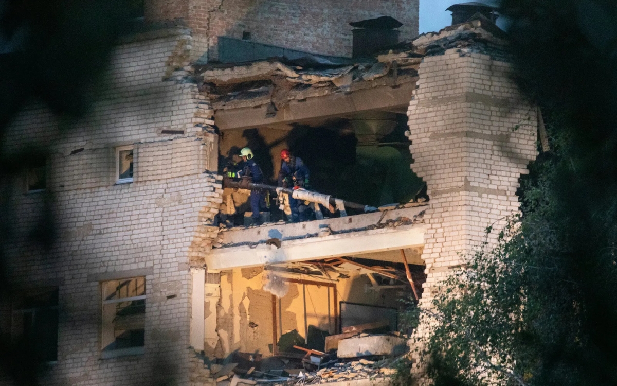 Lực lượng cứu hộ có mặt tại hiện trường học viện quân sự Ukraine ở Poltava vừa trúng 2 quả tên lửa của Nga. Ảnh: Nytimes.