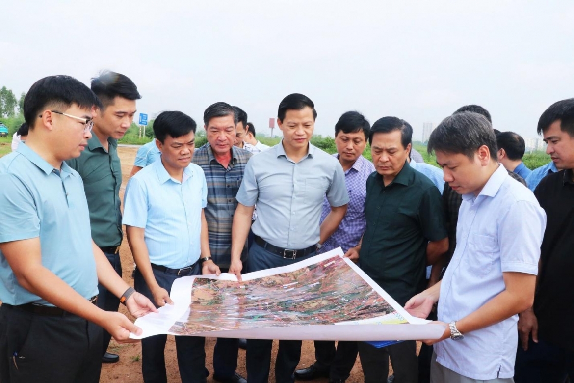 Tại buổi kiểm tra thực tế, Chủ tịch UBND tỉnh Bắc Ninh Vương Quốc Tuấn phê bình một số nhà thầu chưa chủ động và quyết liệt trong việc đẩy nhanh tiến độ thi công.