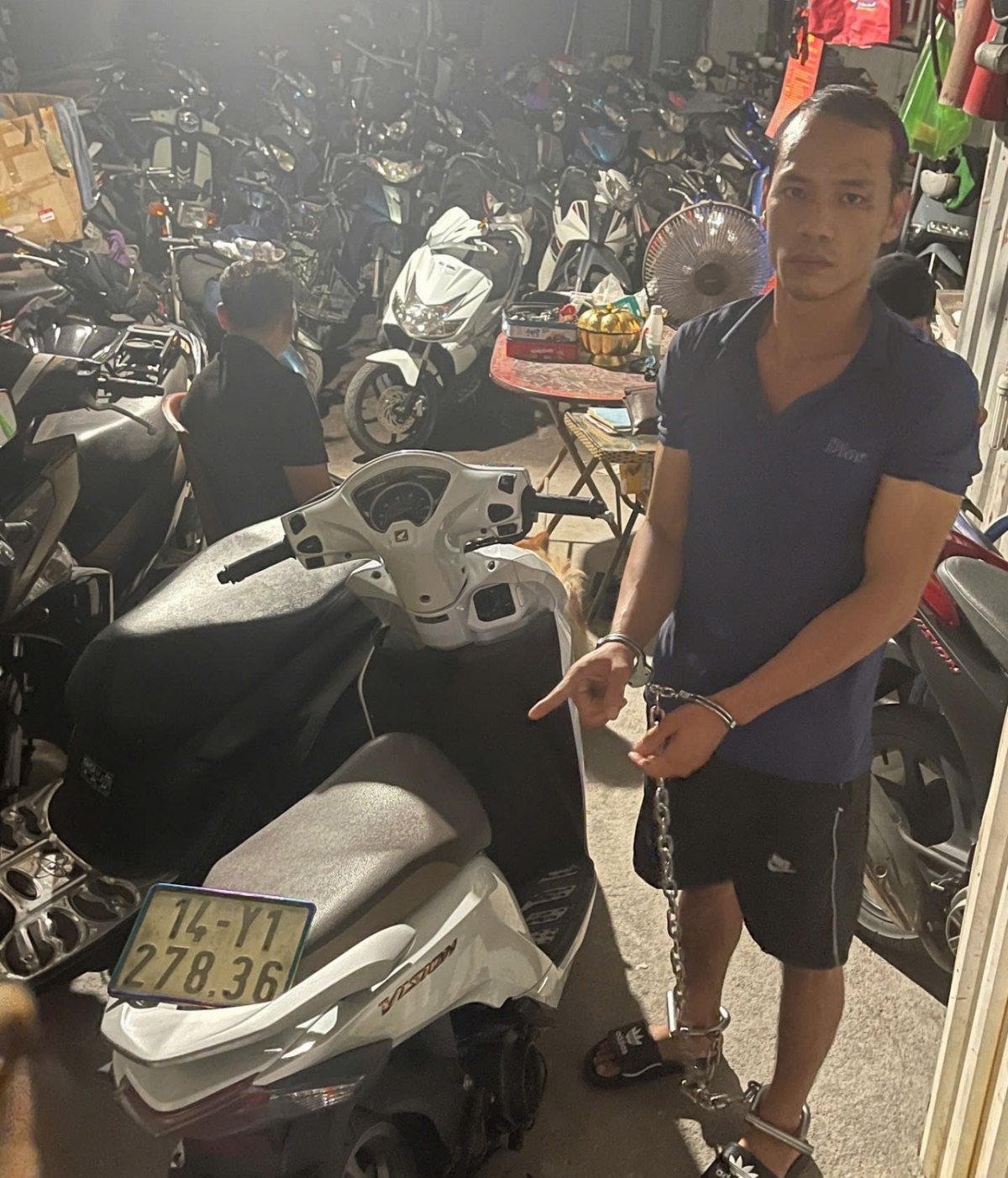 Trần Đông Dương cùng tang vật vụ án. (Ảnh: CACC)
