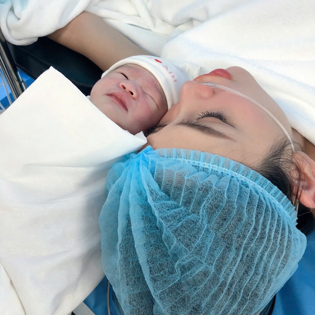 Siêu mẫu Võ Hoàng Yến cho biết cô 'bận tối tăm mặt mũi', không còn thời gian ngắm nhìn bản thân, cả ngày chỉ xoay quanh việc chăm sóc bé Nubi với sự hỗ trợ của chồng Việt kiều.