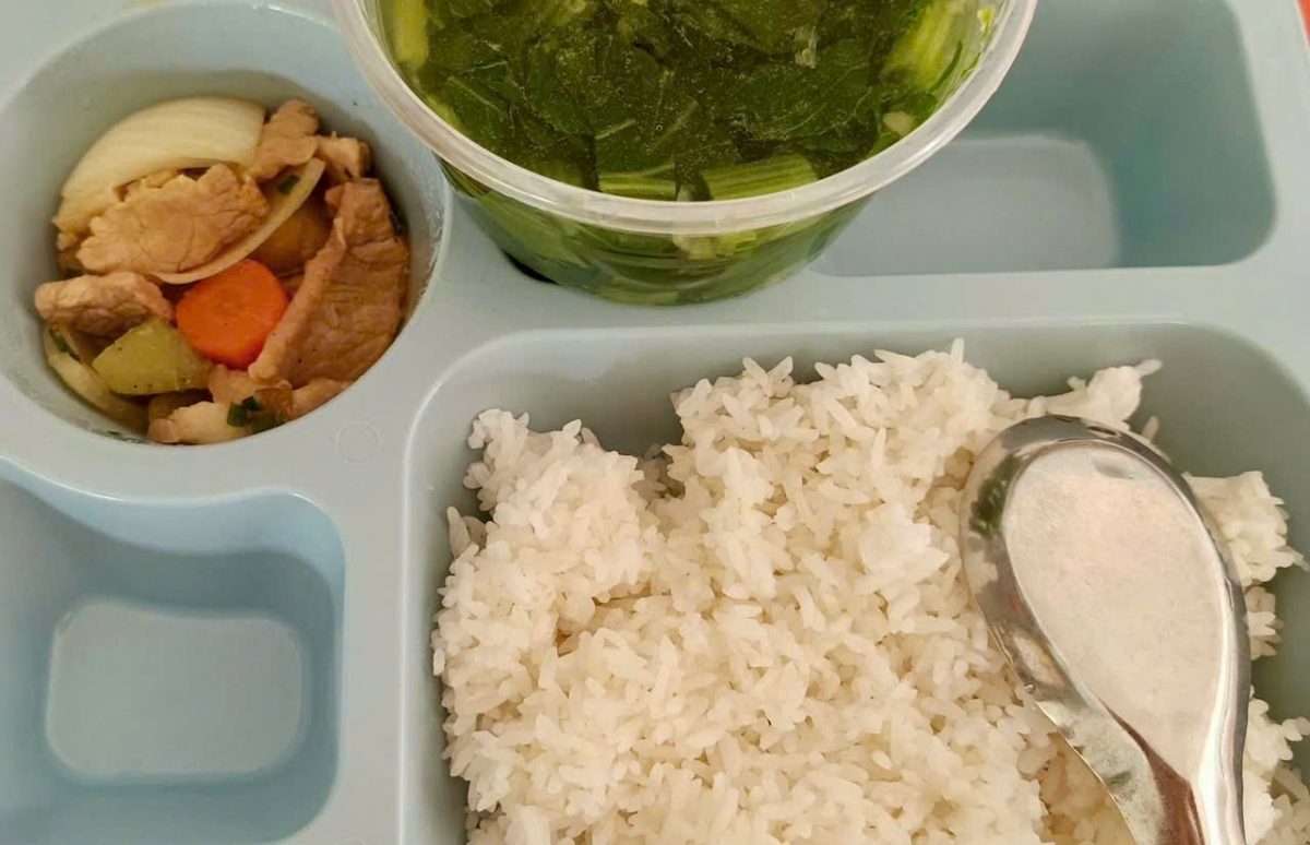 Khay cơm của giáo viên Trường mầm non Ánh Dương, huyện Châu Đức, tỉnh Bà Rịa - Vũng Tàu