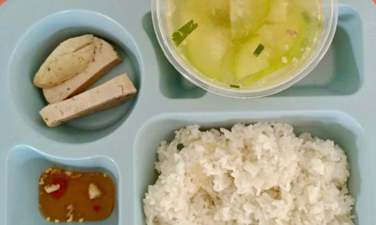 Khẩy cơm với 3 lát chả