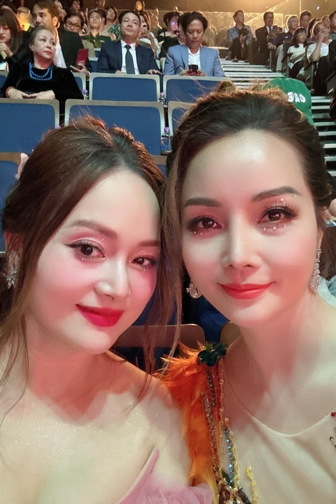 Mai Thu Huyền và Lan Phương chụp ảnh ở hàng ghế của các nghệ sĩ tại lễ trao giải Cánh diều Vàng 2024. (Nguồn: FBNV)