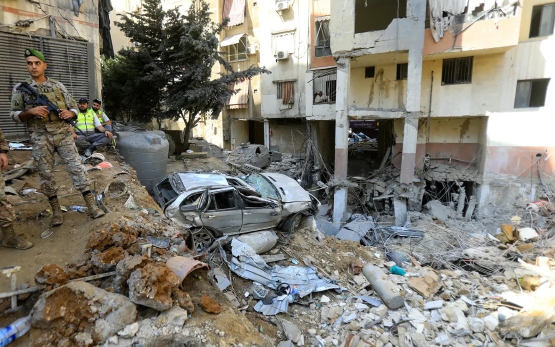 Lính Lebanon gác một địa điểm Israel không kích ở thủ đô Beirut. Ảnh: CNN.