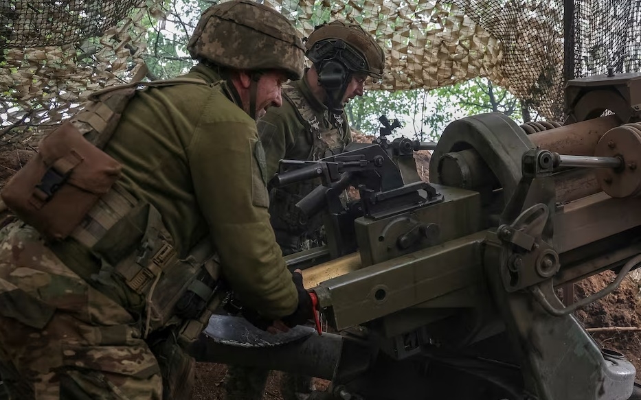 Lính pháo binh Ukraine chuẩn bị bắn lựu pháo về phía vị trí quân Nga. Ảnh: Reuters.