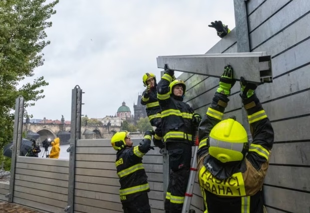 Lính cứu hỏa xây dựng rào chắn lũ ở bờ trái sông Vltava gần Cầu Charles ở thủ đô Praha, Cộng hòa Séc ngày 13/9. (Ảnh: AFP)