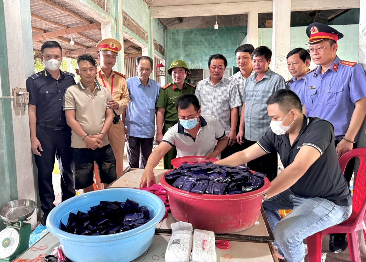 Lực lượng chức năng kiểm đếm tang vật trong vụ án