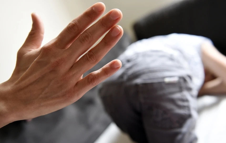 Không hiểu sao con riêng của chồng luôn làm tôi bực mình. (ảnh minh họa)