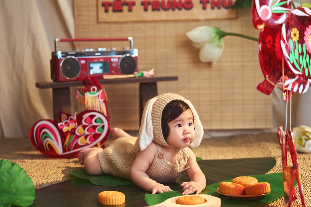 Lần đầu về Việt Nam thăm gia đình, bé Ayla nhà á hậu Hoàng My được mẹ lưu giữ kỷ niệm với lồng đèn, bánh nướng trong bộ ảnh trung thu.