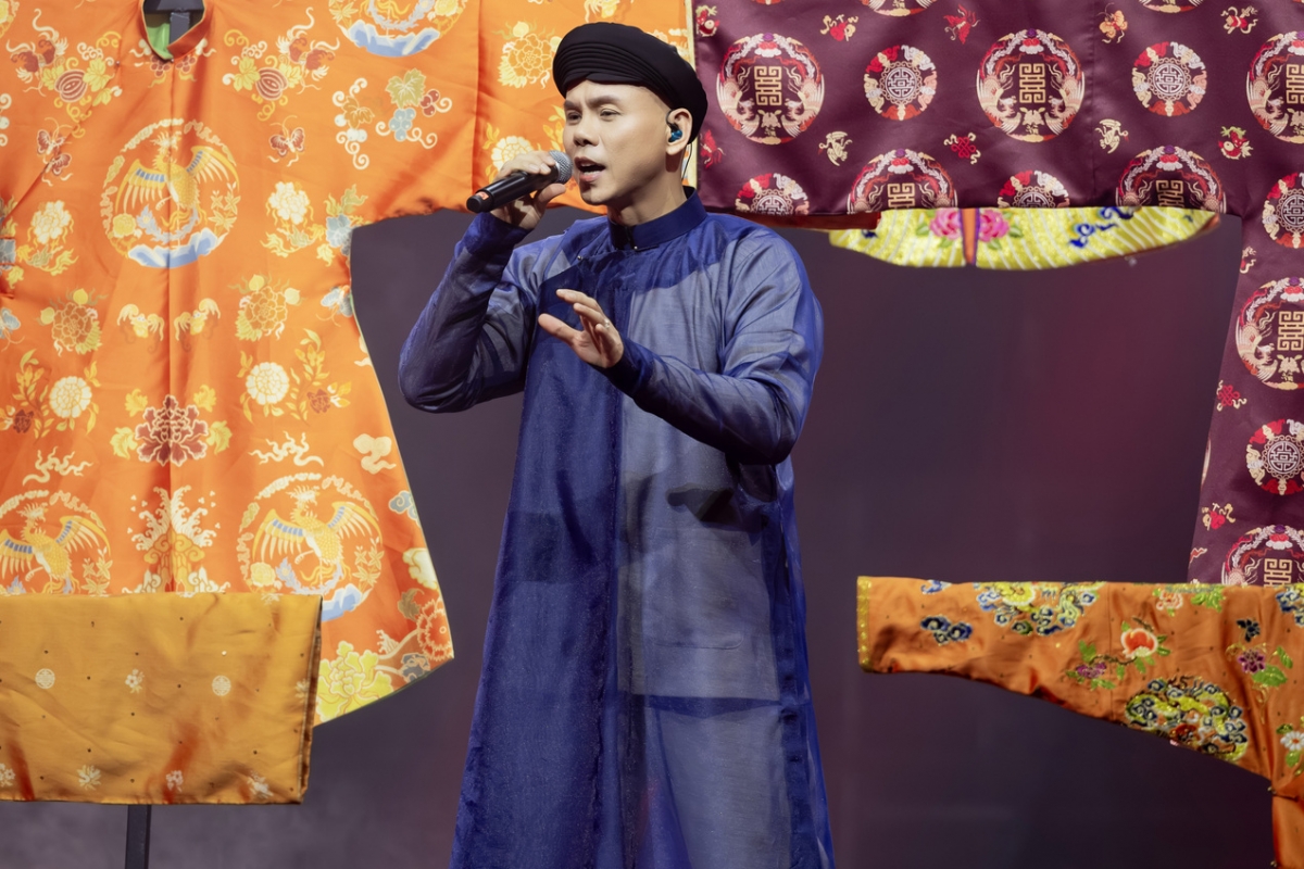 Phan Đinh Tùng thể hiện ca khúc "Một vòng Việt Nam"