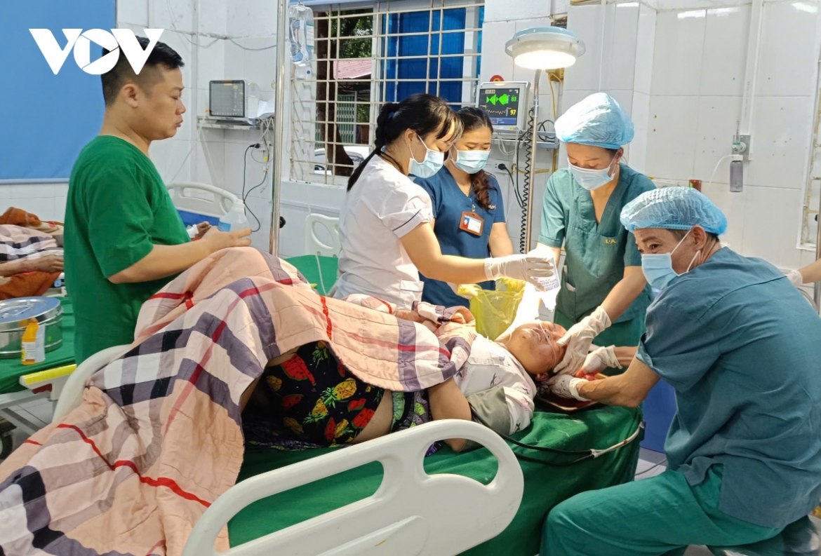 Nạn nhân bị thương đang được cấp cứu