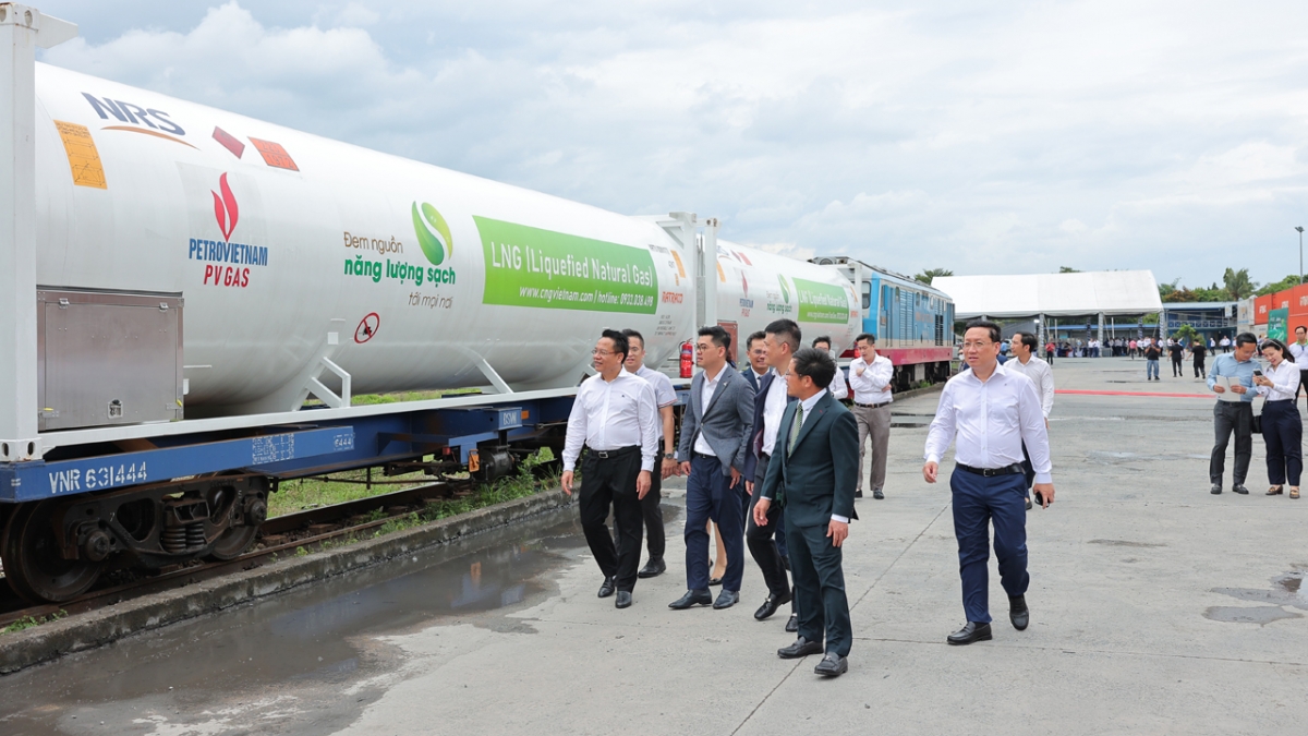 Chuyến tàu đầu tiên chở 16 bồn chứa ISO tank LNG từ Nam ra Bắc