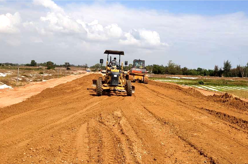 Nguồn đất san lấp thiếu hụt khiến các dự án giao thông triển khai ì ạch.
