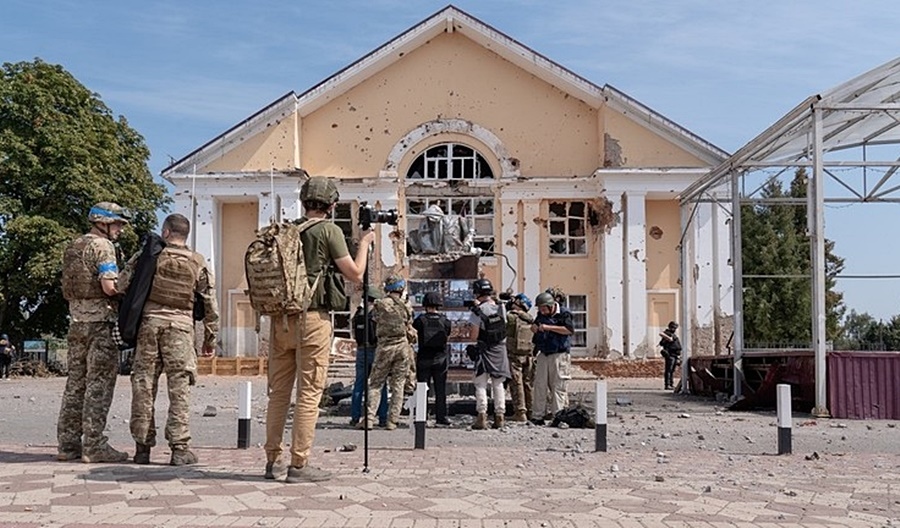 Nhà báo nước ngoài và lính Ukraine có mặt tại thị trấn Sudzha thuộc tỉnh Kursk của Nga. Ảnh: SOPA.