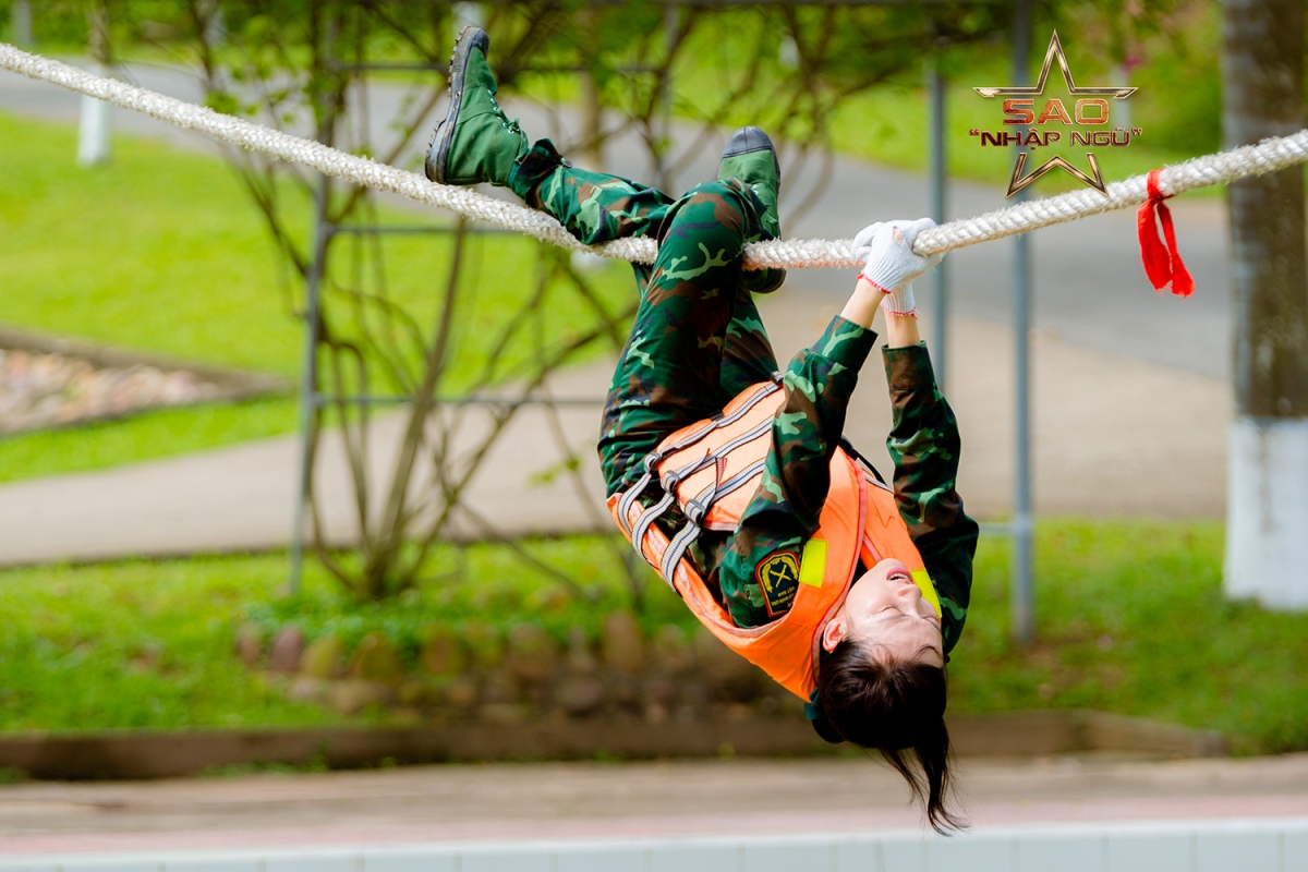 Phương Anh Đào sợ hãi với thử thách leo dây ngang qua hồ.