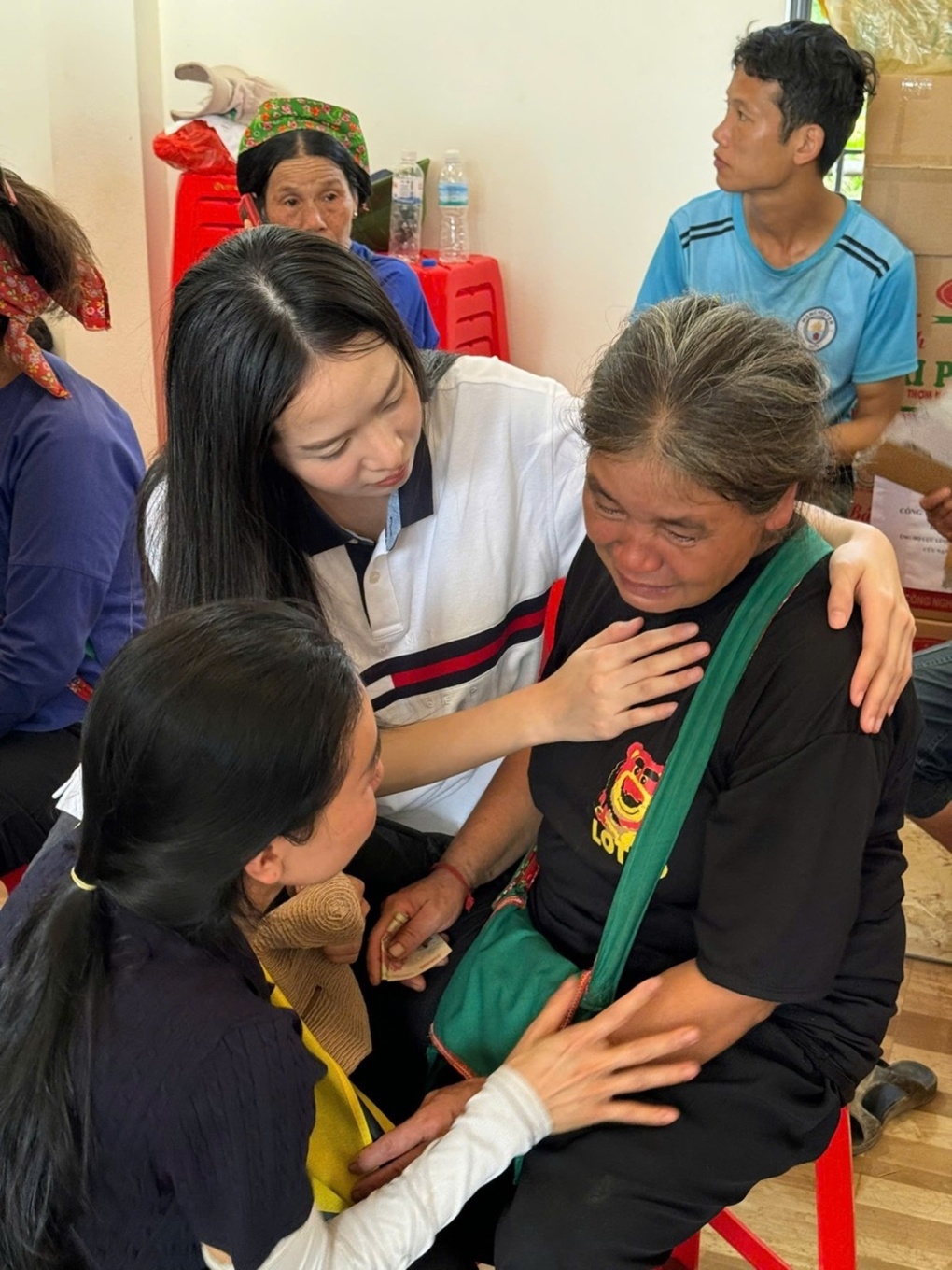 Hoa hậu Thanh Thủy đến Làng Nủ, Lào Cai, để trao quà hỗ trợ bà con bị ảnh hưởng sau trận lũ quét. Theo hoa hậu, làng hiện tan hoang, toàn bùn đất, gần như bị san phẳng, chỉ còn vài nóc nhà trên núi cao. Thanh Thủy và êkíp trao tặng từ 2-5 triệu đồng mỗi hộ gia đình. Ngoài ra, đoàn từ thiện của hoa hậu cũng thăm hỏi y bác sĩ, dân quân tự vệ đang trực tại Làng Nủ.