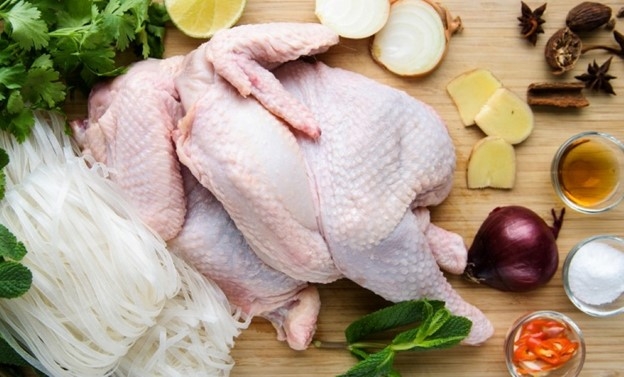 Nhiều bộ phận của gà có hại cho sức khỏe, nên hạn chế hoặc tránh ăn. Ảnh: Adobe Stock