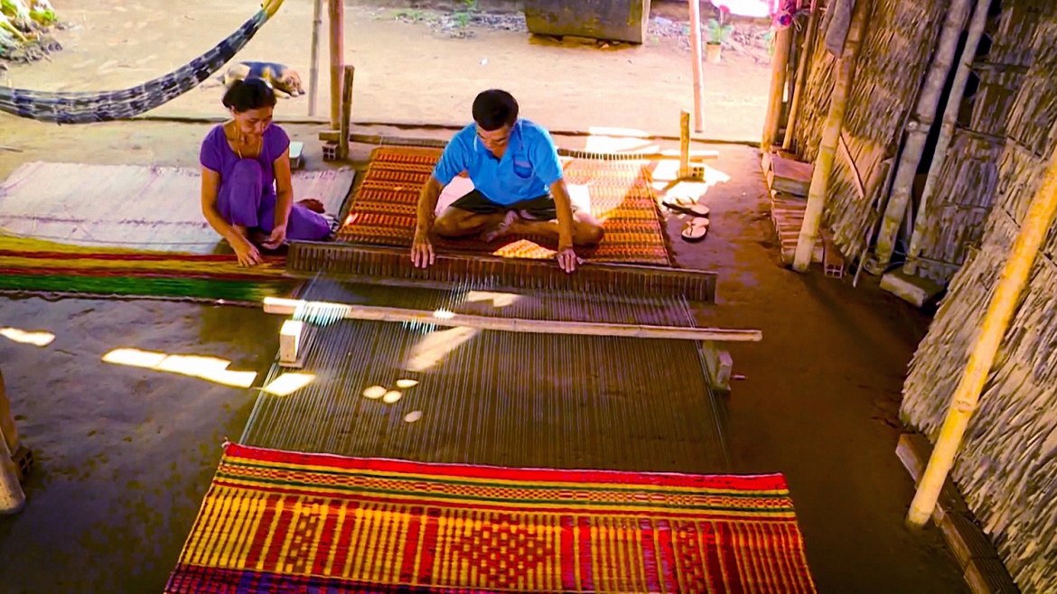 Phần lớn các hộ trong làng nghề vẫn duy trì cách dệt chiếu thủ công