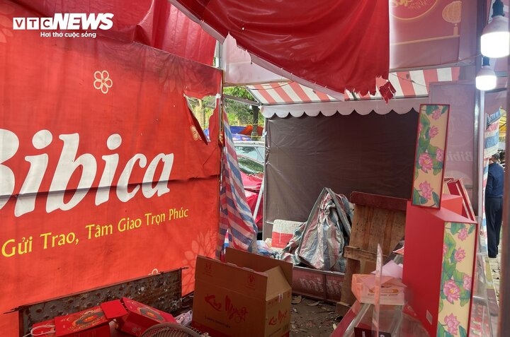 Một quầy bánh trung thu Bibica trên phố Thanh Nhàn bị gió bão tàn phá...
