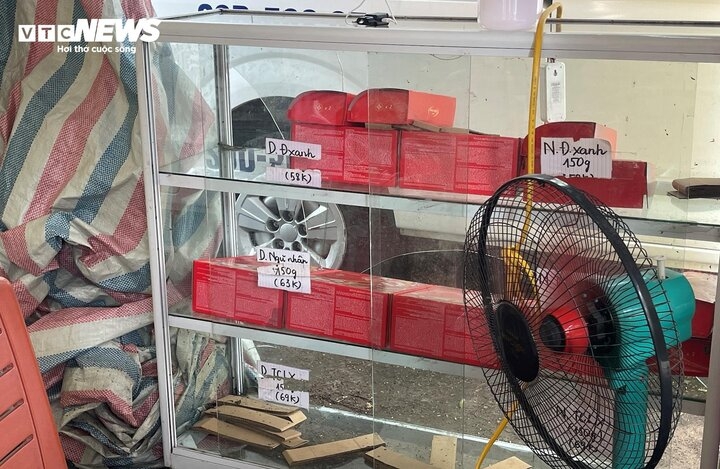 Tủ kính đựng bánh trưng bày bị vỡ vì bão
