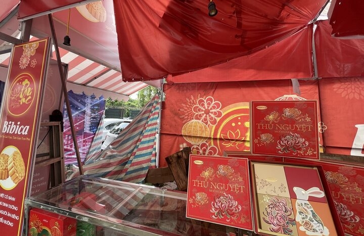...bạt rách, khung sắt biến dạng