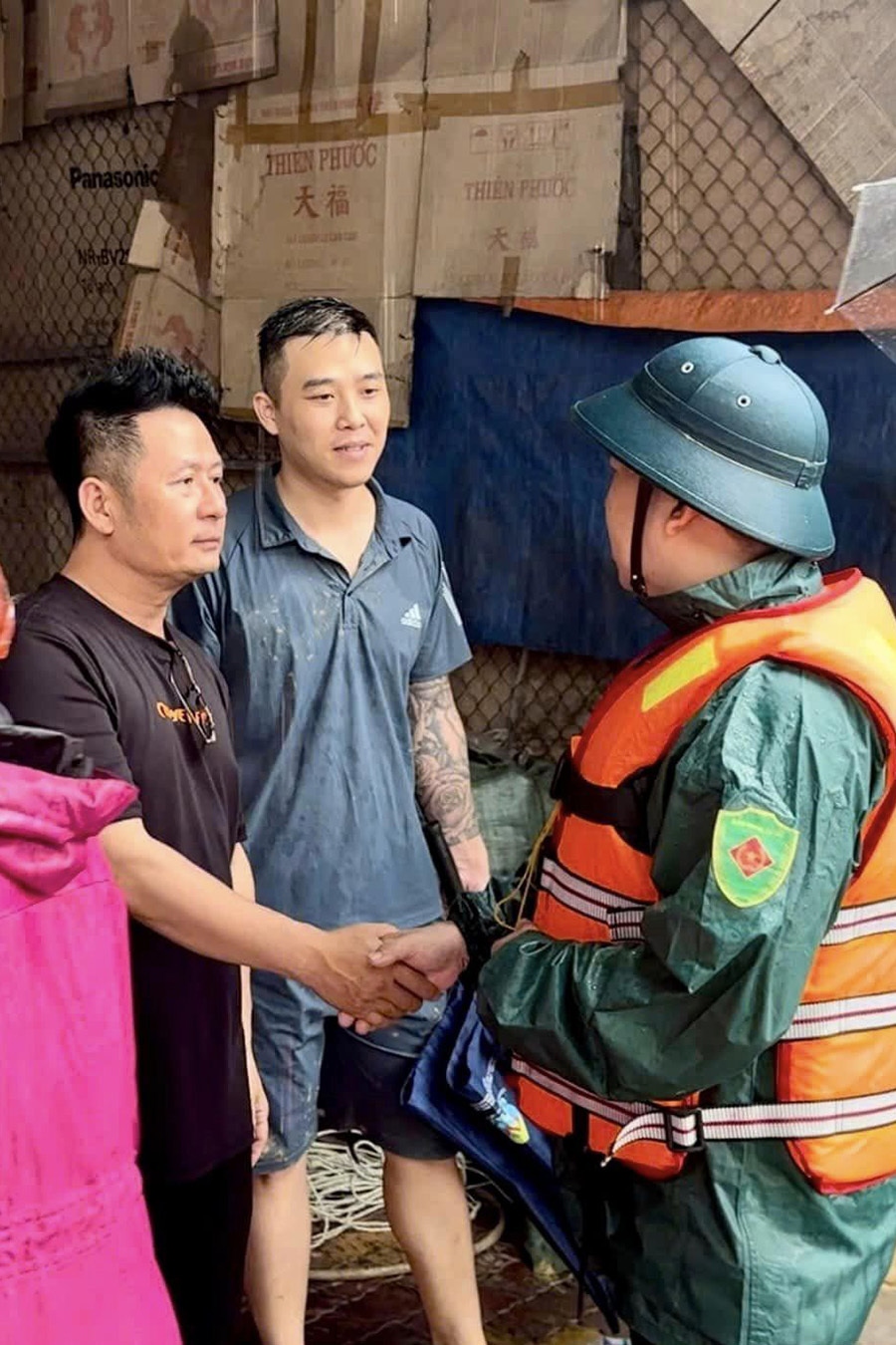 Sau khi kết thúc buổi ghi hình tại TP.HCM, ca sĩ Bằng Kiều đáp chuyến bay về Hà Nội và lập tức cùng người thân mang theo hàng cứu trợ đến Yên Bái để trực tiếp trao cho lực lượng cứu hộ và người dân địa phương.
